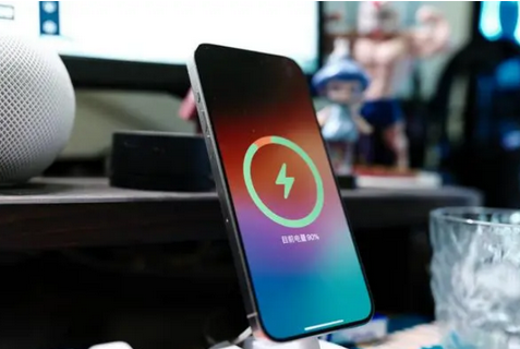 官渡苹果15换屏服务分享用什么充电器给iPhone15充电更好 